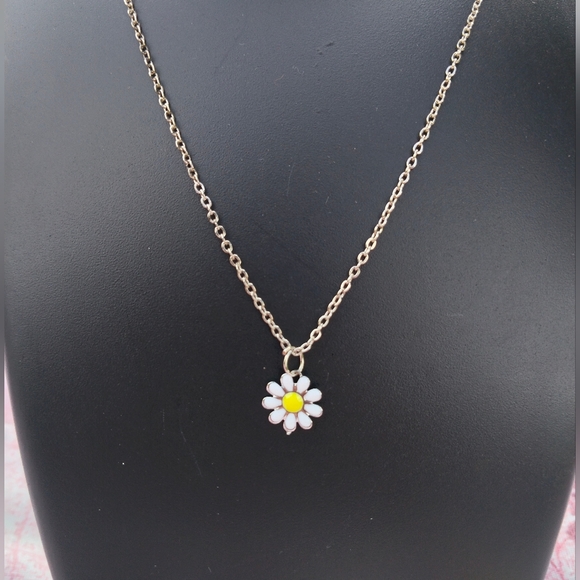 Womens Girls Daisy Necklace Small Enamel Daisy Pendant & 16 inch Chain Gold. New - Picture 2 of 3